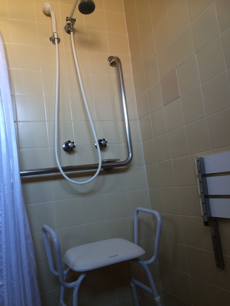 Bathroom shower, Tumut Valley Motel