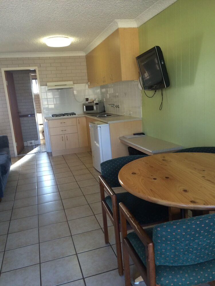 Private kitchen, Tumut Valley Motel