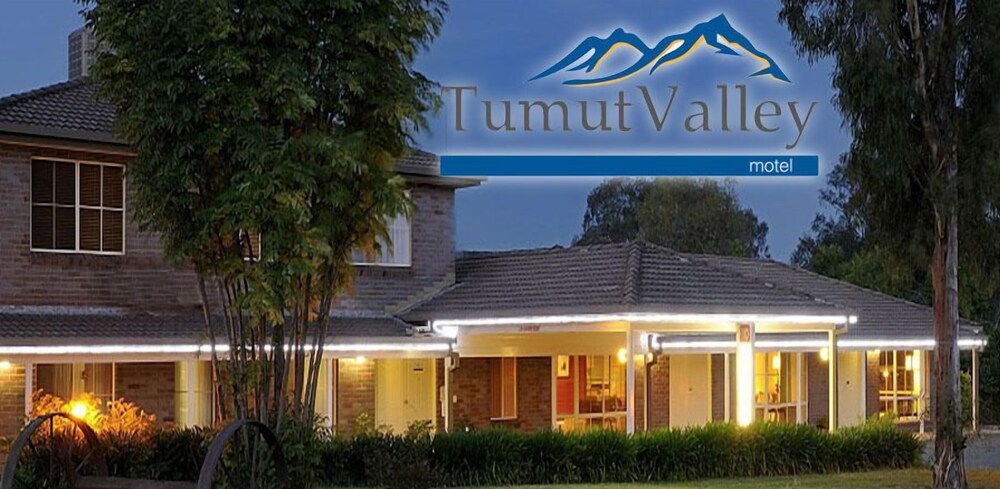 Front of property - evening/night, Tumut Valley Motel