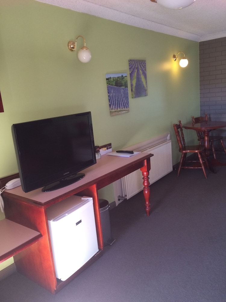 Living area, Tumut Valley Motel