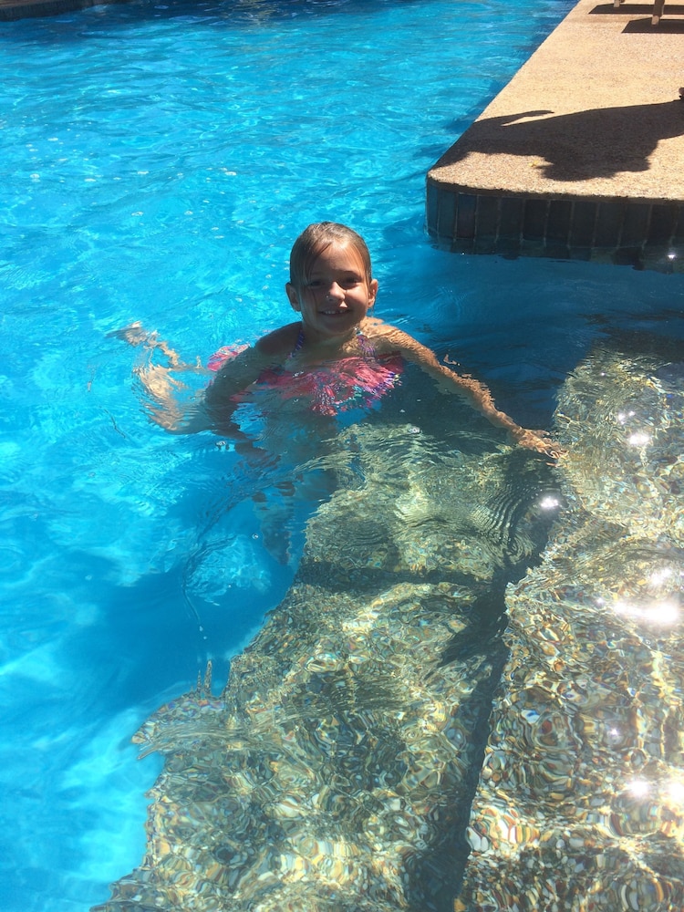 Outdoor pool, Tumut Valley Motel