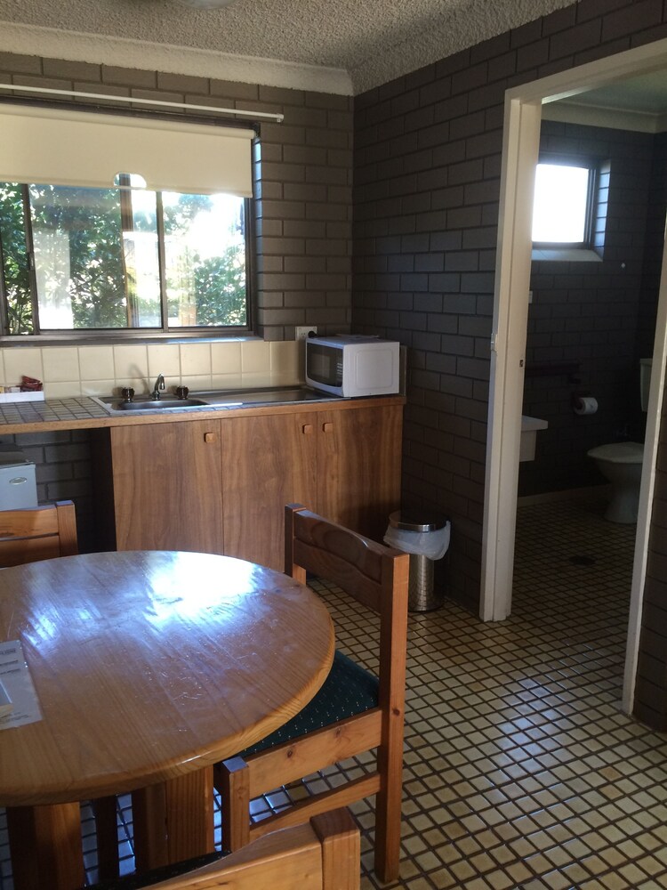 Private kitchen, Tumut Valley Motel