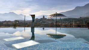 Piscina stagionale all'aperto, ombrelloni da piscina, lettini