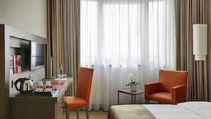 Hypo-allergenic bedding, minibar, in-room safe, desk