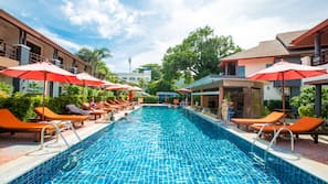 Hồ bơi ngoài trời, dù/ô trên bãi biển/hồ bơi, ghế dài tắm nắng