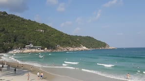 Trên bãi biển, cát trắng, xe đưa đón bãi biển, khăn tắm biển
