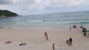 Trên bãi biển, cát trắng, xe đưa đón bãi biển, khăn tắm biển