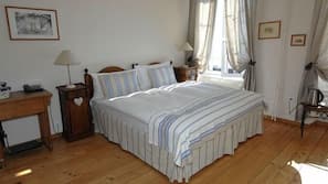 Coffre-forts dans les chambres, décoration personnalisée, bureau
