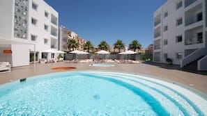 2 buitenzwembaden, parasols voor strand/zwembad