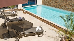 Una piscina al aire libre de temporada
