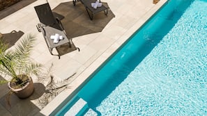 Una piscina al aire libre de temporada
