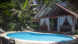 Una piscina al aire libre