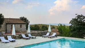 Piscina stagionale all'aperto, una piscina in terrazza
