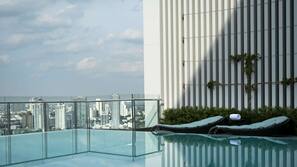 室外游泳池,免费小屋,日光浴躺椅