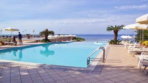 Piscina all'aperto, una piscina in terrazza