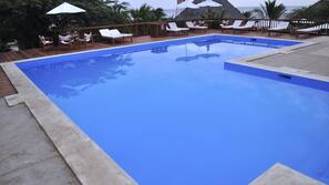 2 piscinas al aire libre, sombrillas, tumbonas