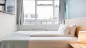 Hypo-allergenic bedding, in-room safe, individually decorated, desk