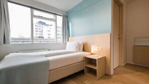 Hypo-allergenic bedding, in-room safe, individually decorated, desk