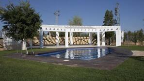 Una piscina al aire libre