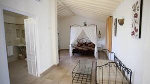 Ropa de cama de alta calidad, escritorio, cortinas opacas