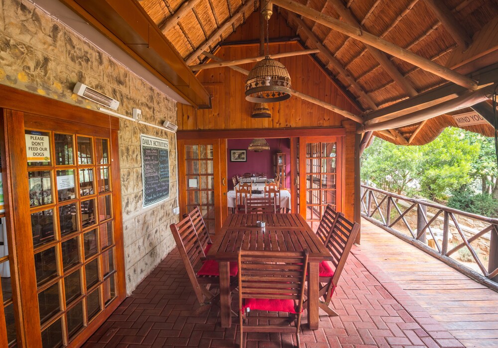 Outdoor dining, Lionsrock Lodge