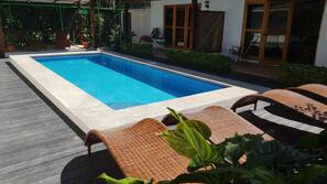 Una piscina al aire libre