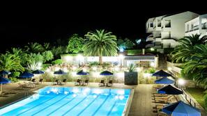 Piscine extérieure, parasols de plage, chaises longues