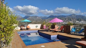 Outdoor pool, pool umbrellas, sun loungers