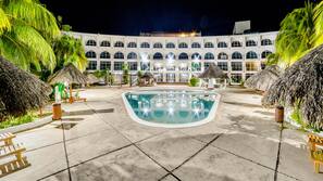 Una piscina al aire libre