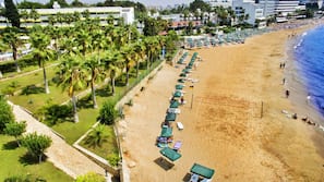 Plage privée, chaises longues, parasols, beach-volley