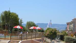 Piscina all'aperto, ombrelloni da piscina, lettini