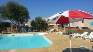 Piscina all'aperto, ombrelloni da piscina, lettini