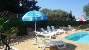 Piscina all'aperto, ombrelloni da piscina, lettini