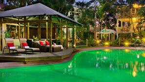 4 outdoor pools, open 7:30 AM to 9:00 PM, free pool cabanas
