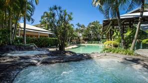 Outdoor spa bath