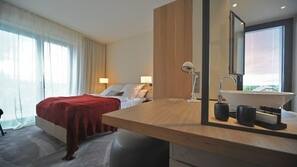 Allergikerbettwaren, Minibar, Zimmersafe, Schreibtisch