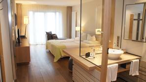 Allergikerbettwaren, Minibar, Zimmersafe, Schreibtisch