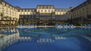 Piscina all'aperto, con ingresso dalle 7:00 alle 19:00, lettini