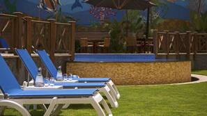 Piscina all'aperto, con ingresso dalle 7:00 alle 19:00, lettini