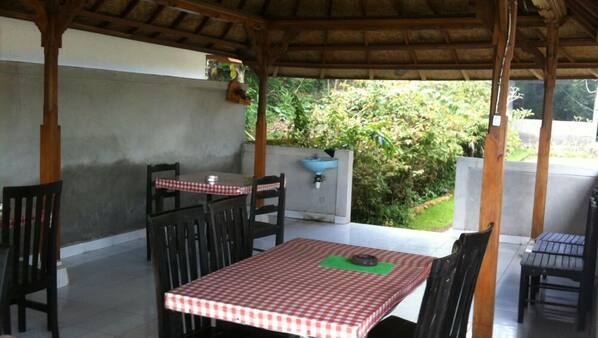 Tempat Makan Luar Ruangan