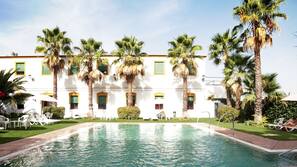 Una piscina cubierta, una piscina al aire libre