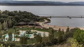 Una piscina al aire libre de temporada, sombrillas