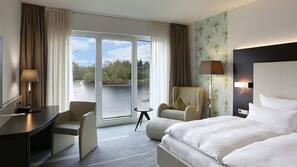 Luxe beddengoed, een kluis op de kamer, een bureau, een laptopwerkplek