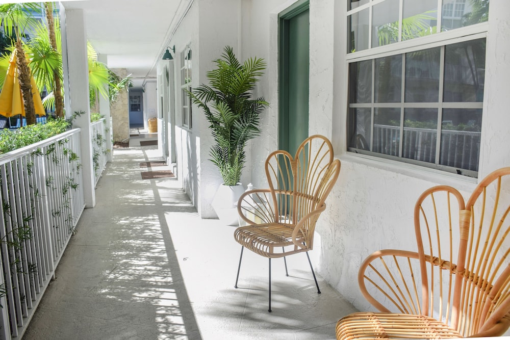 Exterior, Coral Reef at Key Biscayne