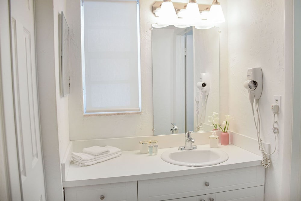 Bathroom shower, Coral Reef at Key Biscayne