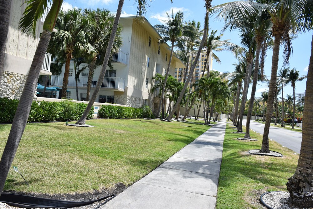 Property grounds, Coral Reef at Key Biscayne