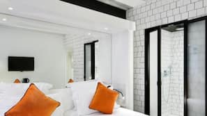 In-room safe, soundproofing, iron/ironing board, free WiFi