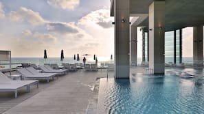 Seasonal outdoor pool, free cabanas, pool umbrellas