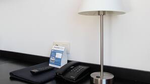 Zimmersafe, Schreibtisch, Bügeleisen/Bügelbrett, kostenlose Babybetten
