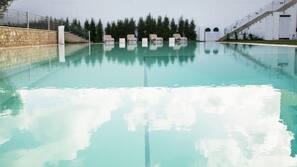 Piscina coperta, piscina all'aperto, lettini